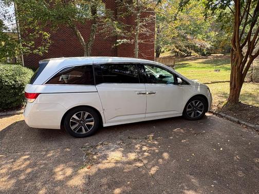 White 2014 Honda Odyssey Touring Elite