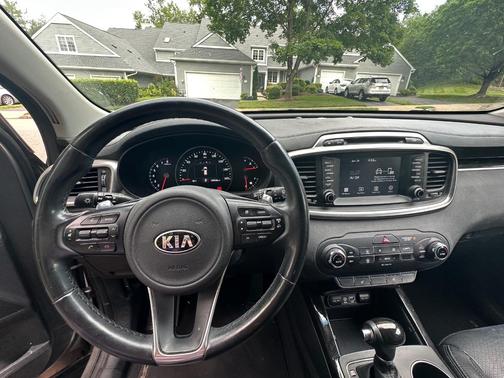 Silver 2017 Kia Sorento EX