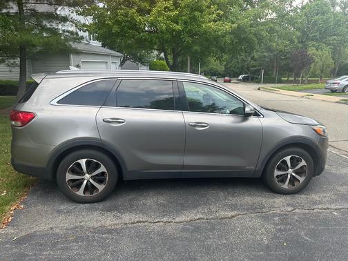 Silver 2017 Kia Sorento EX