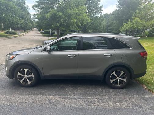 Silver 2017 Kia Sorento EX