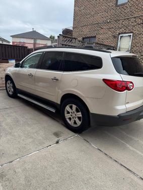 White 2011 Chevrolet Traverse LT