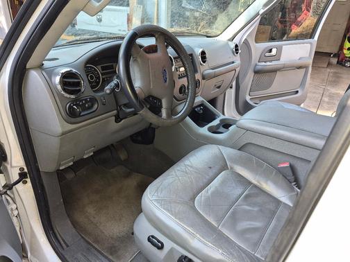 White 2005 Ford Expedition NBX