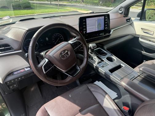 Green 2022 Toyota Sienna Platinum