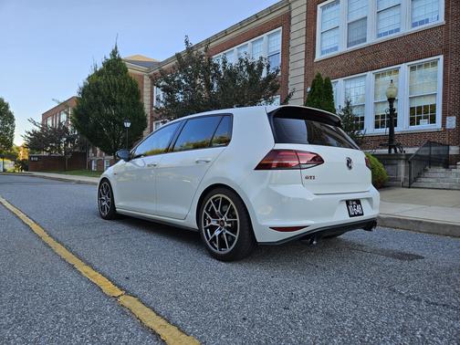 2017 Volkswagen Golf GTI SE 4-Door