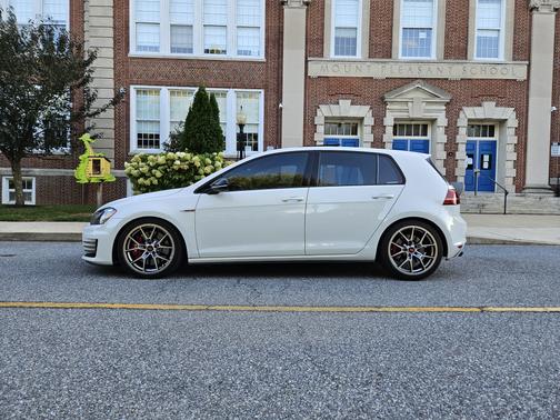 2017 Volkswagen Golf GTI SE 4-Door