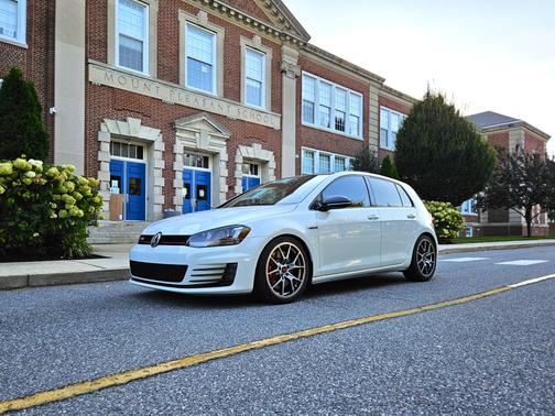 2017 Volkswagen Golf GTI SE 4-Door