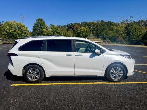 White 2023 Toyota Sienna Limited