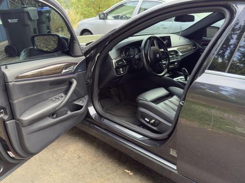 Black 2018 BMW 530 i