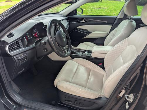 Black 2017 Kia Cadenza Limited