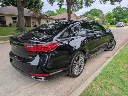 Black 2017 Kia Cadenza Limited