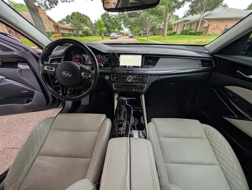 Black 2017 Kia Cadenza Limited