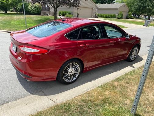 Photo 3 of 10 of 2013 Ford Fusion SE