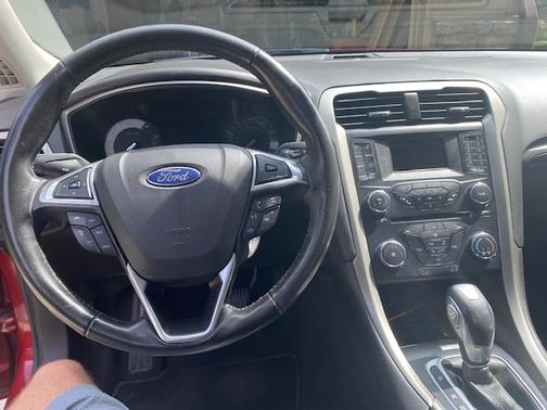 Photo 4 of 10 of 2013 Ford Fusion SE