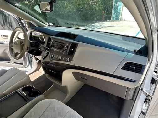 2011 Toyota Sienna LE