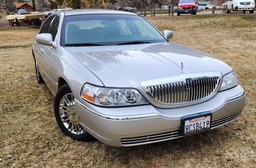 Photo 1 of 27 of 2009 Lincoln Town Car Signature Limited