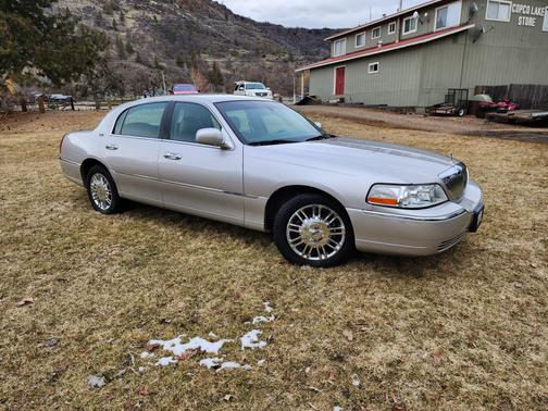 Photo 2 of 27 of 2009 Lincoln Town Car Signature Limited