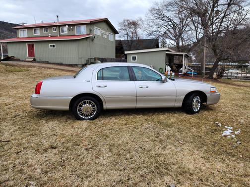 Photo 3 of 27 of 2009 Lincoln Town Car Signature Limited