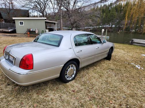 Photo 4 of 27 of 2009 Lincoln Town Car Signature Limited