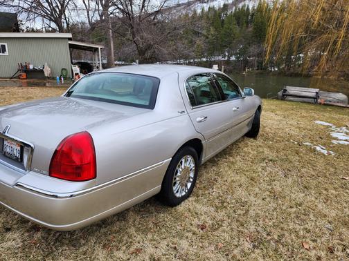 Photo 5 of 27 of 2009 Lincoln Town Car Signature Limited