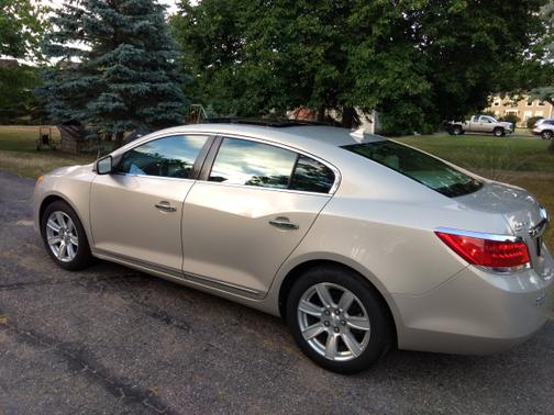 Photo 5 of 10 of 2010 Buick LaCrosse CXL
