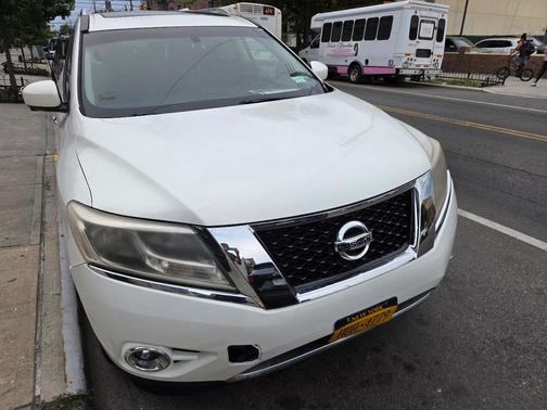 White 2013 Nissan Pathfinder Platinum