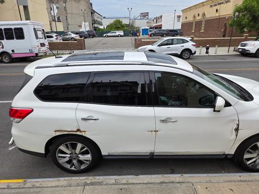 White 2013 Nissan Pathfinder Platinum