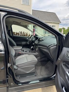 Black 2018 Ford Escape SE