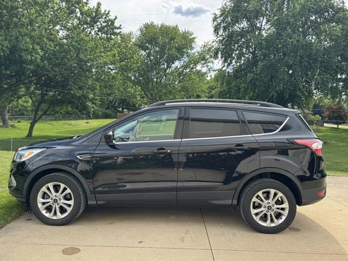 Black 2018 Ford Escape SE