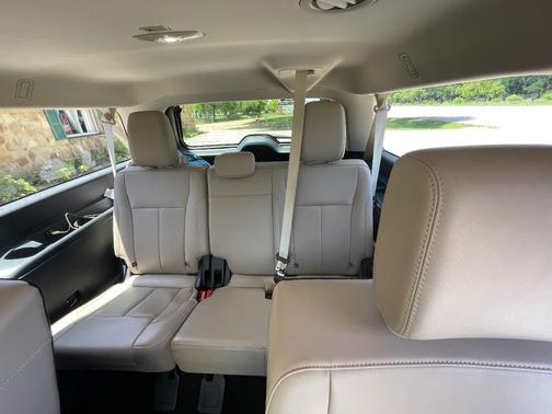 White 2023 Ford Expedition Max XLT