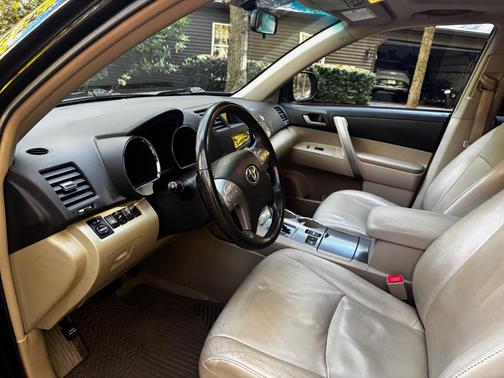 Black 2010 Toyota Highlander SE