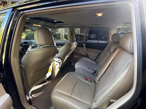 Black 2010 Toyota Highlander SE