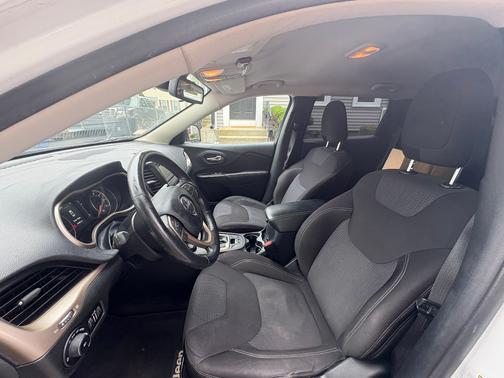 White 2015 Jeep Cherokee Latitude
