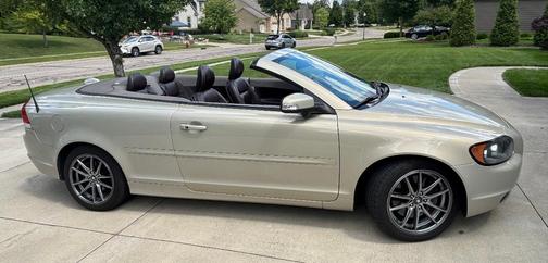 Beige 2008 Volvo C70 T5