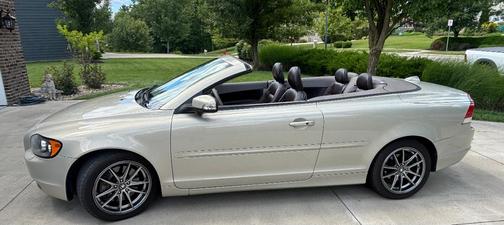 Beige 2008 Volvo C70 T5