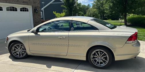 Beige 2008 Volvo C70 T5