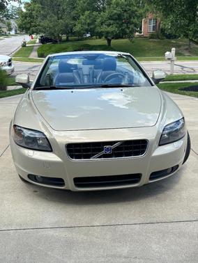 Beige 2008 Volvo C70 T5