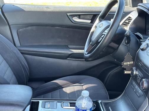 Black 2019 Ford Edge SE