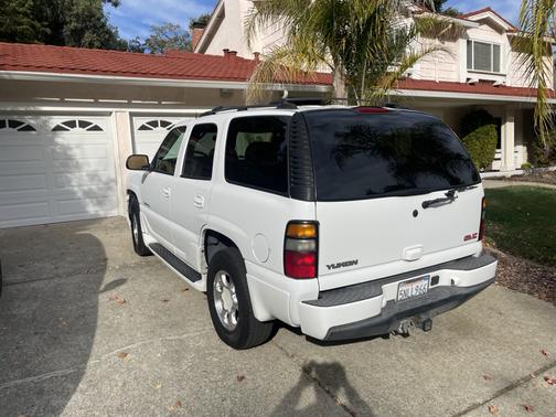 White 2005 GMC Yukon Denali