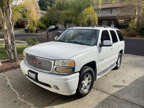 White 2005 GMC Yukon Denali