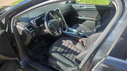 Black 2014 Ford Fusion SE