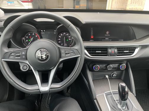 Photo 2 of 8 of 2018 Alfa Romeo Stelvio Ti