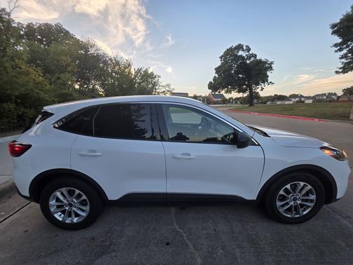 White 2022 Ford Escape SE