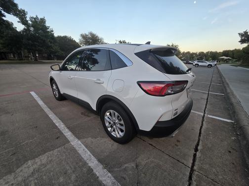 White 2022 Ford Escape SE