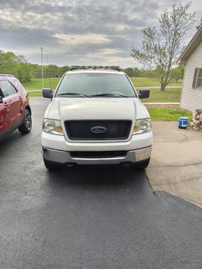 White 2005 Ford F-150 XLT Crew Cab