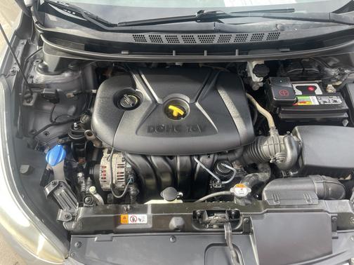 Gray 2014 Hyundai ELANTRA SE