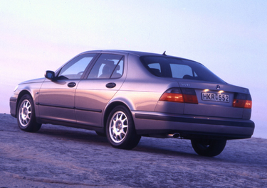 side view of 2001 9-5 Saab