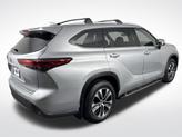 Thumbnail of 2022 Celestial Silver Metallic Toyota Highlander