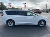 Thumbnail of 2017 Bright White Clearcoat Chrysler Pacifica
