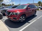 Photo of 2017 Cayenne Red Metallic Nissan Pathfinder