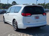 Thumbnail of 2017 Bright White Clearcoat Chrysler Pacifica